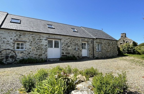 Goodwick House | Stylish, family friendly Pembrokeshire Bluestone Barn in idyllic coastal setting