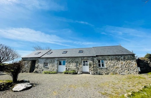 Goodwick House | Stylish, family friendly Pembrokeshire Bluestone Barn in idyllic coastal setting
