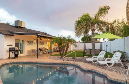 East Mesa House | Stylish: Family Fun in the Sun! 3BR Home with Pool & Patio in Beautiful NE Mesa