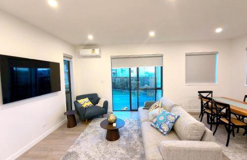 Hillcrest Villa | Stylish Family Retreat in Hillcrest Spa 4 Bedroom and Playroom