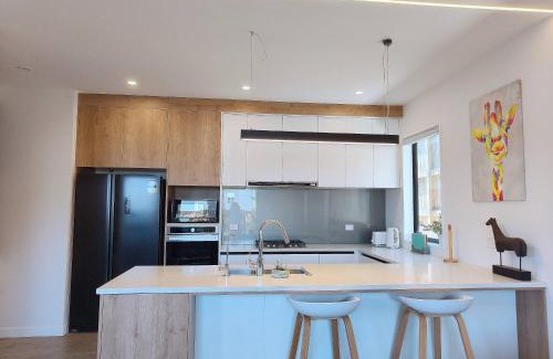 Hillcrest Villa | Stylish Family Retreat in Hillcrest Spa 4 Bedroom and Playroom