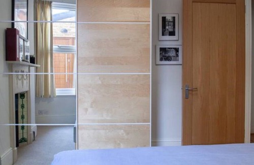 Tooting Apartment | Stylish Flat Near Wimbledon With Garden + Parking