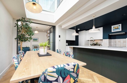 Hackney Apartment | Stylish Flat with Private Garden in Hackney