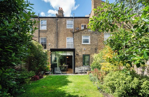 Hackney Apartment | Stylish Flat with Private Garden in Hackney