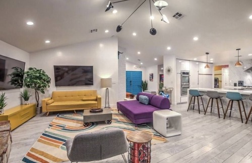 Spring Valley House | Stylish Fun Modern Near the strip