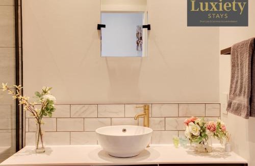 Westcliff-on-Sea Apartment | Stylish & Gorgeous 1BR Excellent Location Nr Cliffs Pavillion by Luxiety Stays Serviced Accommodation