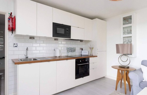 East Wittering Apartment | Stylish Ground Floor Apartment with Sea Views