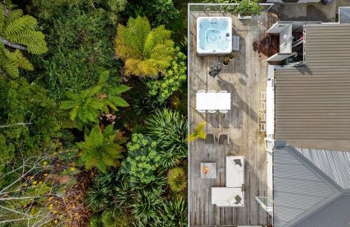 Te Rapa House | Stylish Gully Retreat with Spa and Office