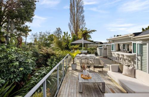 Te Rapa House | Stylish Gully Retreat with Spa and Office