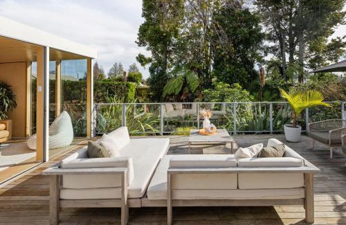 Te Rapa House | Stylish Gully Retreat with Spa and Office