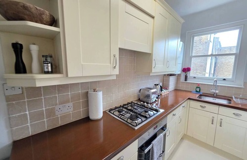 Victoria House | Stylish Hackney Townhouse | 3 Floors of Comfort