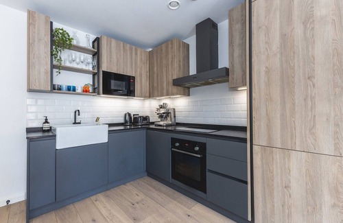 Hackney Wick Apartment | Stylish Hackney Wick Apartment with Terrace
