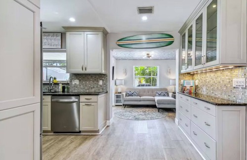 South Pinellas Community Council House | Stylish HGTV HOME! 4 BR Pool + Cabana 6 mins to BEACH option to heat pool