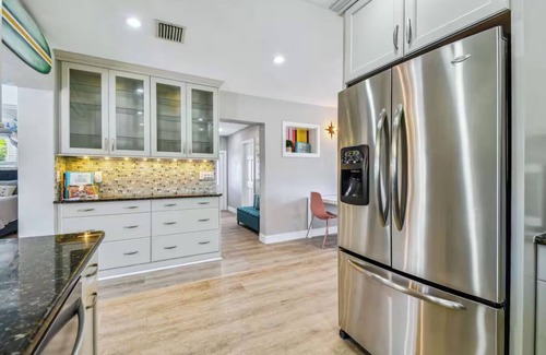 South Pinellas Community Council House | Stylish HGTV HOME! 4 BR Pool + Cabana 6 mins to BEACH option to heat pool