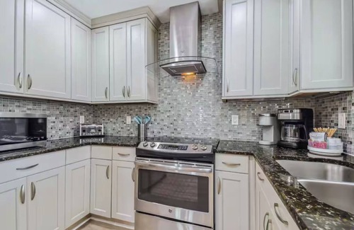 South Pinellas Community Council House | Stylish HGTV HOME! 4 BR Pool + Cabana 6 mins to BEACH option to heat pool