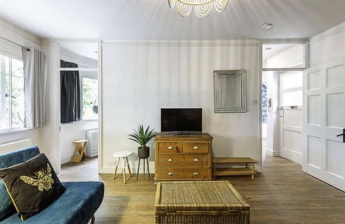 Highgate Apartment | Stylish Highgate Haven Apartment
