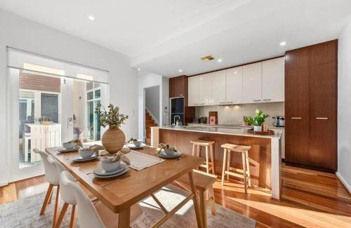 North Adelaide House | Stylish Home, Family - Walk to Pub,Cafes, 1KM CBD!