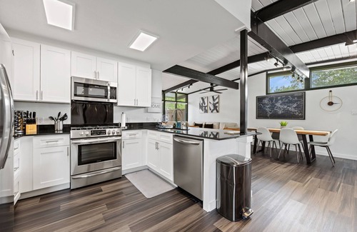 Northwest Dallas House | Stylish Home near Love-Field Airport, King & Queen Beds with a Large Yard