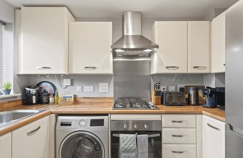 Newquay House | Stylish Home with Private Parking & Garden