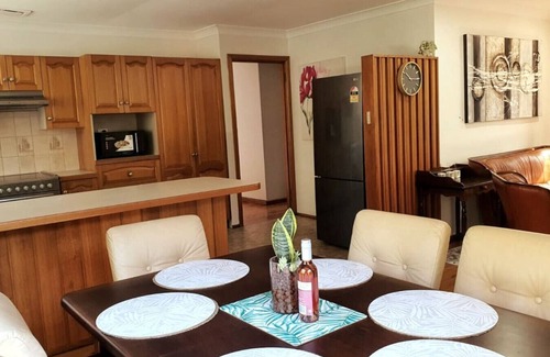 Mount Ousley House | Stylish House 10min walk to University with Parking