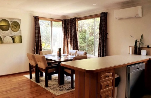 Mount Ousley House | Stylish House 10min walk to University with Parking