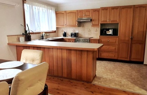 Mount Ousley House | Stylish House 10min walk to University with Parking