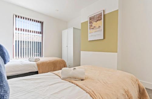 Ashton in Makerfield House | Stylish House - Sleeps 7 - Free Parking, Fast WiFi and Smart TV - Contractors, Groups and Long Stays Welcome by Yoko Property