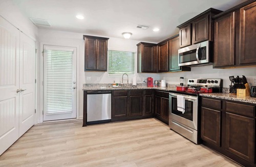 Southwest Raleigh House | Stylish King 3-Bed Townhome Minutes to Cary & NC State!