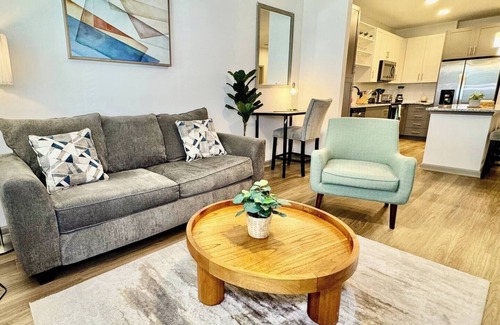 Southside Apartment | Stylish King Bed Southside Jax Pool Gym Mayo UNF