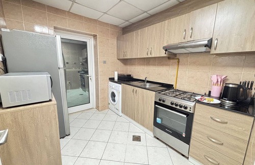 Dubai Media City Apartment | Stylish King Suite in Dubai Marina – Perfect Workspace & Nightlife