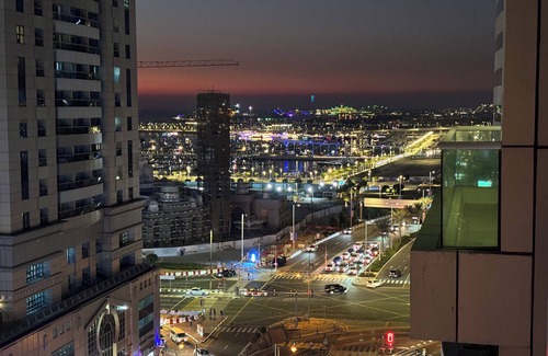 Dubai Media City Apartment | Stylish King Suite in Dubai Marina – Perfect Workspace & Nightlife