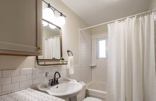 Downtown Des Moines House | Stylish Large Home with King Bed Near East Village