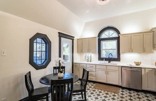 Downtown Des Moines House | Stylish Large Home with King Bed Near East Village