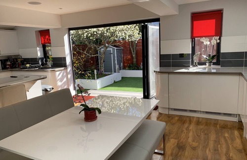 Brighton House | Stylish, Light-Filled Room with Private Bathroom in a Quiet Brighton Home