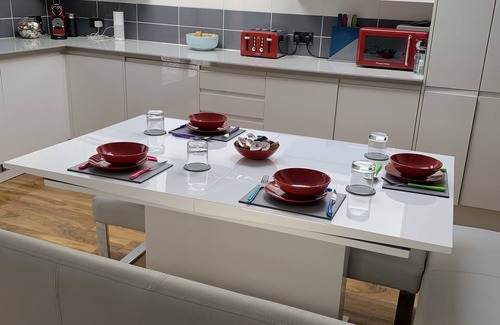 Brighton House | Stylish, Light-Filled Room with Private Bathroom in a Quiet Brighton Home