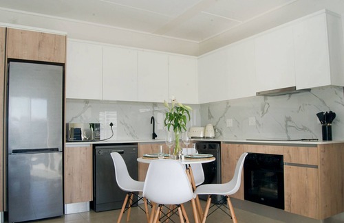 Cape Town Apartment | Stylish living in the heart of the wine-lands.