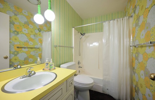 Sioux City House | Stylish lofted w/private driveway, garage and backyard
