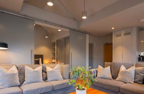 Henley Apartment | Stylish Luxury Apartment in The Centre of Henley