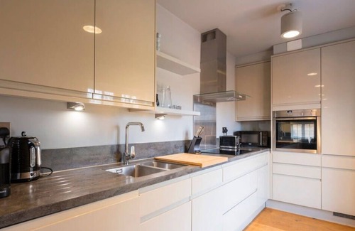 Henley Apartment | Stylish Luxury Apartment in The Centre of Henley