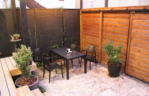 Historic Downtown Savannah House | Stylish Luxury Townhome w/Private Courtyard! Free Parking! 2 Master Suites! Wifi