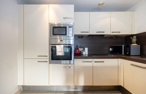 Cheetham Hill Apartment | Stylish Manchester Stay with Balcony & City Views