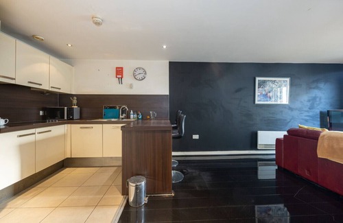 Cheetham Hill Apartment | Stylish Manchester Stay with Balcony & City Views