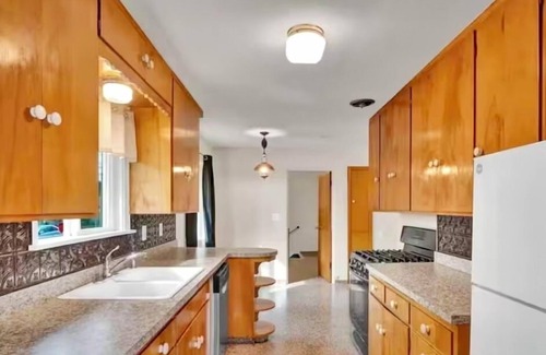 Northeast Neighbors House | Stylish Mid Century Modern- 1 hour from Oregon Coast