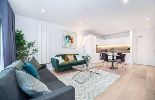 Royal Docks Apartment | Stylish, Modern 2 Bed/2Bath next to Canary Wharf and City Airport!