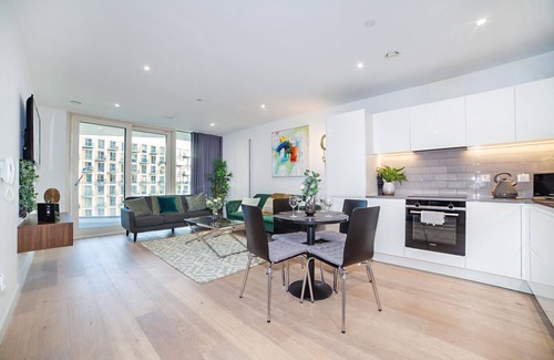 Royal Docks Apartment | Stylish, Modern 2 Bed/2Bath next to Canary Wharf and City Airport!