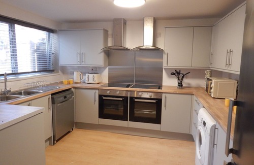Cambridge Cabin | Stylish, modern and well located en-suite room with parking