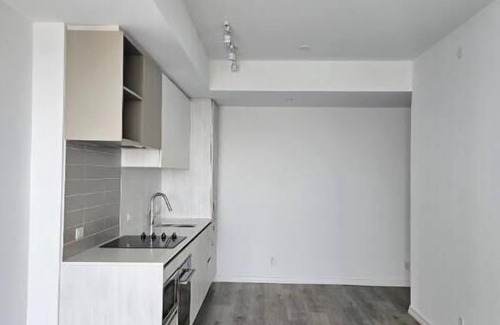 Vaughan Condo | Stylish New Condo up to 4 People