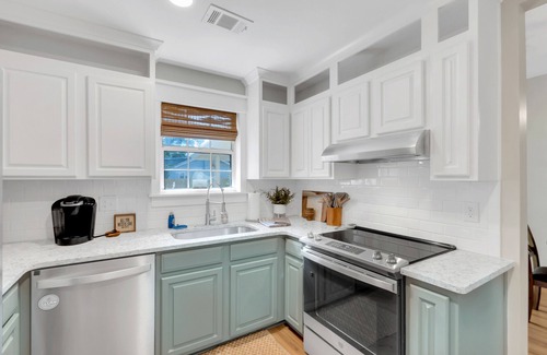 Houston County House | Stylish Newly Renovated 3BD 2 BA Mid-Term Home Pet/Family Friendly