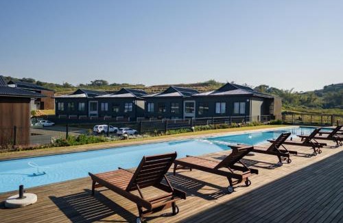 Umhlali Apartment | Stylish Ocean Club Apartment F25