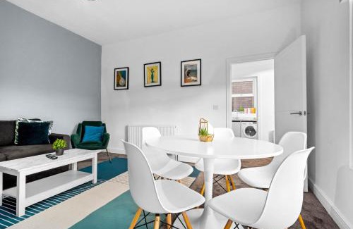 King's Heath Apartment | Stylish One Bedroom - Fast WiFi - Netflix - On Street Parking 2BR